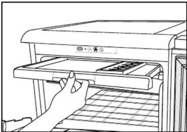 BLOMBERG FNE1531P - Making ice cubes - 1