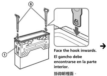 Face the hook inwards. El gancho debe encontrarse en la parte interior. 掛鉤朝裡面。