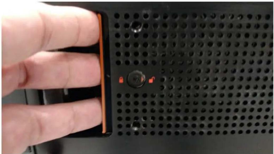 QUANTUM Xcellis QXS-424 - Removing a 5U84 Bezel - 4