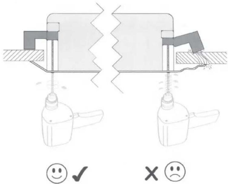 Diagram illustrating correct and incorrect cleaning methods for a spray bottle, with emoji indicators for compliance and deterioration.