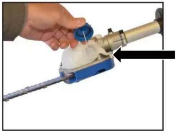 HYUNDAI HYPS5200X - Lubricating The Saw Chain - 1