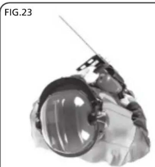 Draper CSP2625 - HOLDING THE CHAIN SAW (FIGS.22 - 23) - 2