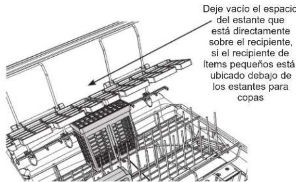 Deje vacío el espacio del estante que está directamente sobre el recipiente, si el recipiente de ítems pequeños está ubicado debajo de los estantes para copas