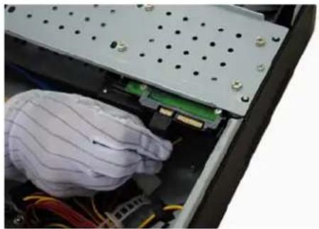 Clover Electronics CDR0420 - Installing Hard Disk Drive - 4