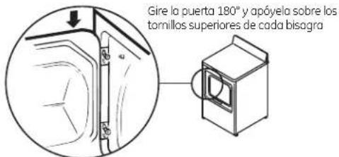 Gire la puerta 180° y apóyela sobre los tornillos superiores de cada bisagra