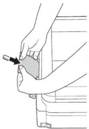 BROTHER DCP-J567N - 両手ではがきを挿入し、はがきが奥に当たるまで差し込む - 1