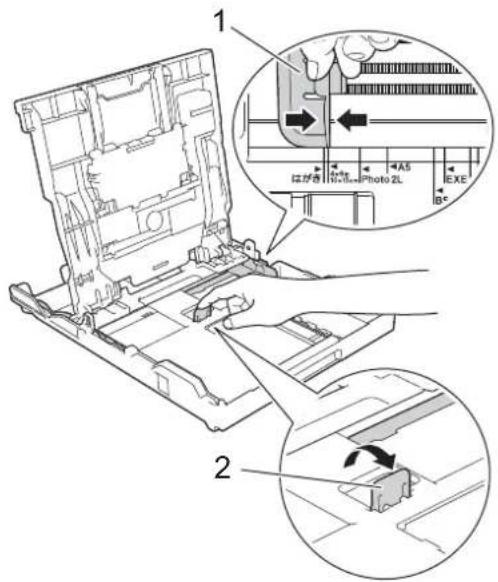 BROTHER DCP-J572N - 幅のガイド(1)を用紙サイズの目盛りに合わせ、はがきストッパー(2)を起こす - 1