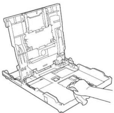 BROTHER DCP-J572N - トレイカバーを開けて用紙トレイから用紙を取り除き、用紙トレイの内側、外側を軽く拭く - 1