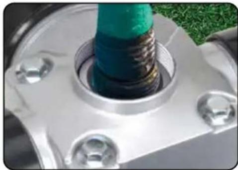 DuroMax XP702HP - Remove priming port plug - 1