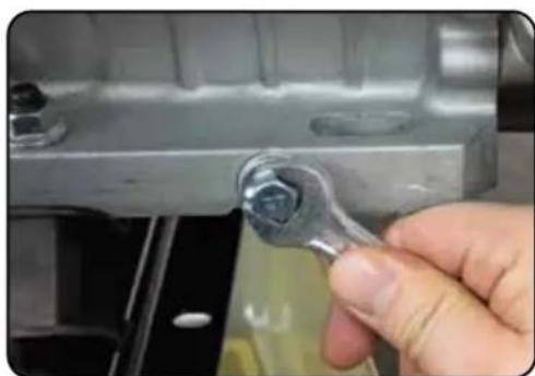 DuroMax XP702HP - Changing the Oil - 3