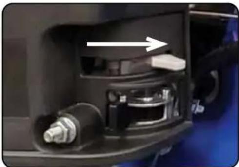 DuroMax XP702HP - Pull the recoil start handle - 2