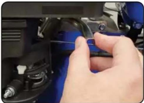 DuroMax XP702HP - Move the choke lever to RUN - 1