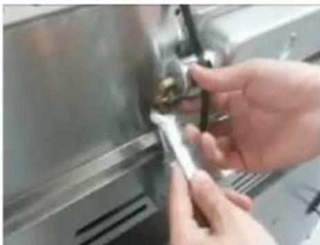 InAlto IBBQBI6B - Remove the LPG jet from the elbow shaped brass injector assembly. - 1