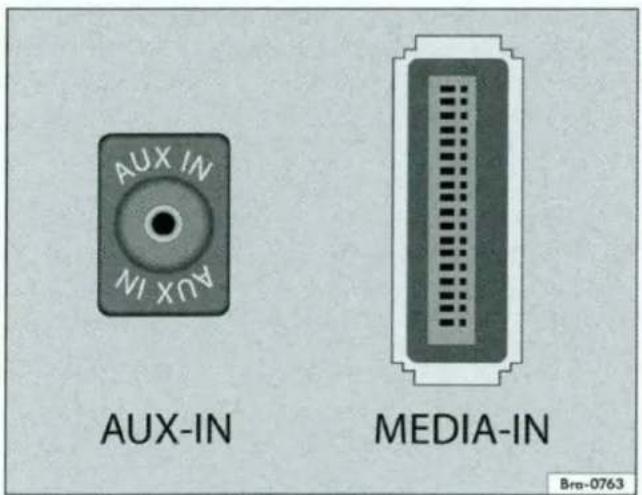 VOLKSWAGEN RCD 310 - Aanwijzingen voor het aansluiten van een informatiedrager - 1