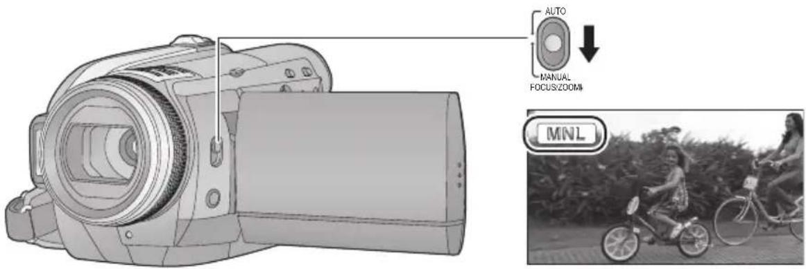 PANASONIC HDC-HS100E - Zet de AUTO/MANUAL-schakelaar op MANUAL. - 1