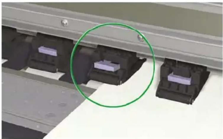 HP Designjet 8000s - Install a media roll in the printer - 23
