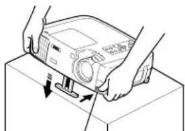 EPSON EMP-810 - Retraiga la pata ajustable delantera si está extendida. - 1
