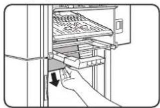 Diagram showing a hand inserting a device into a rack with Chinese text labels indicating '柜内' (柜内) and '按钮' (button).