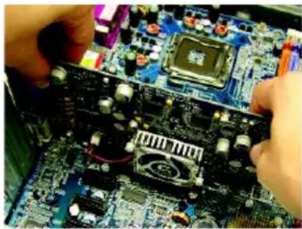 GIGABYTE GV-RX387512HP-HM - 移除舊有的顯示卡: - 3