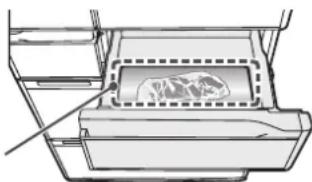 HITACHI R-D6800N - 上層冷凍室的鋁製托盤上放用保鮮膜包好的食品 - 1