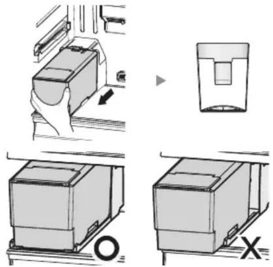 SAMSUNG RT22FARBDB1 - Tutup pintu lemari es setelah memasang tangki air. - 1