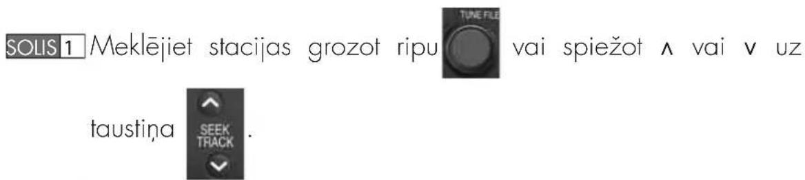 SOLIS 1 Meklējiet stacijas grozot ripu taustiņa SEEK TRACK TUNE FILE vai spiežot ∧ vai ∨ uz