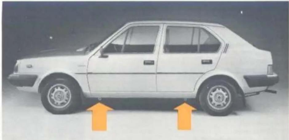 VOLVO 345 (1981) - "ik de auto nooit op onder de oliepan en stuurstang. - 1