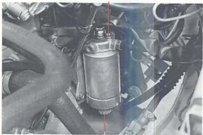 VOLVO 760 (1987) - Water aftappen uit het brandstofffilter - 1