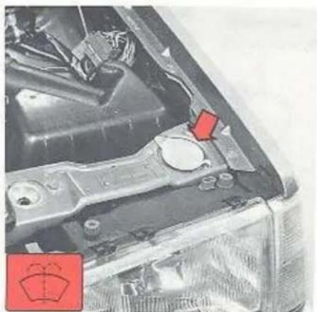 VOLVO 760 (1988) - Sproeiers afstellen - 1
