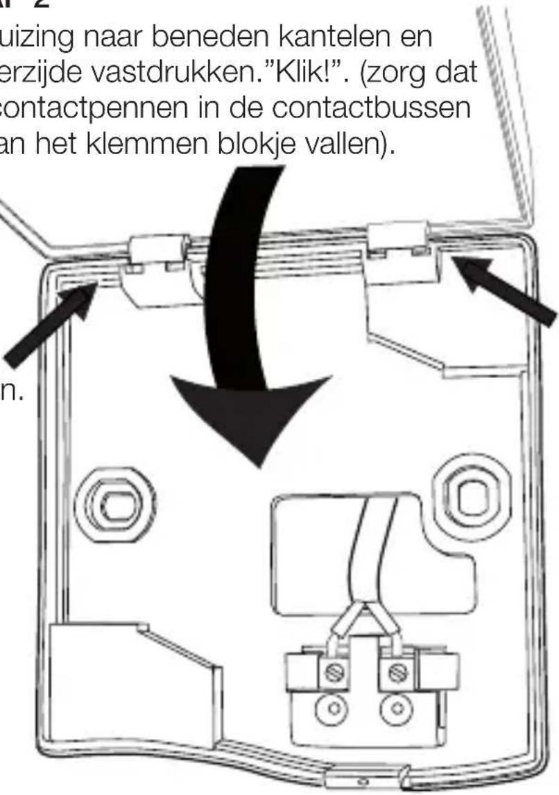 Ruizing naar beneden kantelen en erzijde vastdrukken."Klik!". (zorg dat contactpennen in de contactbussen an het klemmen blokje vallen). n.