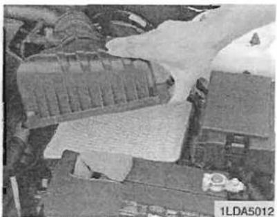 KIA Cerato - Luchtfilterelement; vervangen van - 1