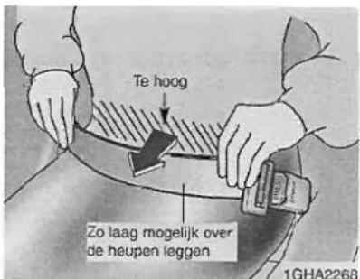 Te hoog Zo laag mogelijk over de heupen leggen 1GHA2268