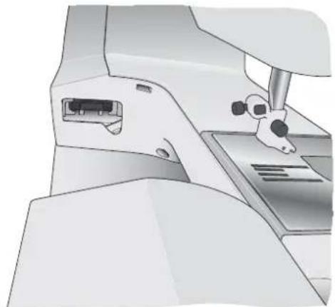 HUSQVARNA Topaz 30 - De borduureenheid aansluiten - 1