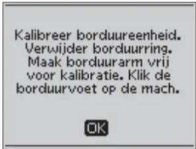 Kalibreer borduureenheid. Verwijder borduurring. Maak borduurarm vrij voor kalibratie. Klik de borduurvoet op de mach.