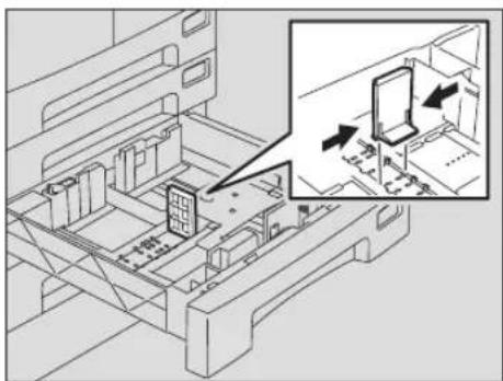 TOSHIBA e-studio 182 - Trek de middengeleider eruit door het indrukken van het onderste gedeelte in de richting van de pijl. Plaats vervolgens de geleider op de plaats van het gewenste papierformaat. - 1