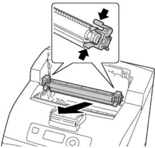 KONICA MINOLTA PagePro 4650EN - Houd de tonercartridge vast bij de handgreep om hem er langzaam uit te trekken. - 2