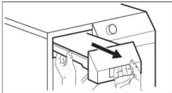 AEG T67682NIH - Draining the water container - 1