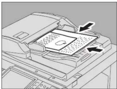 TOSHIBA E-Studio 2330c - Stel de papiergeleiders op het breedste origineel in en leg de originelen tegen de zijgeleiding aan de voorzijde. - 2