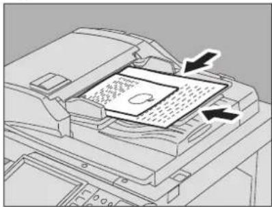 TOSHIBA E-Studio 2051C - Stel de papiergeleiders op het breedste origineel in en leg de originelen tegen de papiergeleider aan de voorzijde. - 2