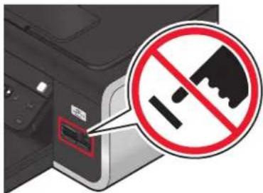 LEXMARK X5630 - Geheugenkaart in de printer plaatsen - 2