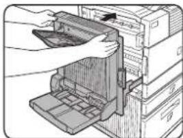 OKI B8300 - PAPIERSTORING IN DE VEELZIJDIGE PAPIERLADE - 5