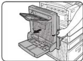 OKI B8300 - PAPIERSTORING IN DE VEELZIJDIGE PAPIERLADE - 1