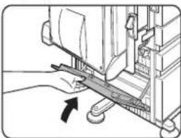 OKI B8300 - PAPIERSTORING IN DE VEELZIJDIGE PAPIERLADE - 4