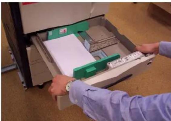 Océ OP1050 - Papierstoring bij de lade. - 4