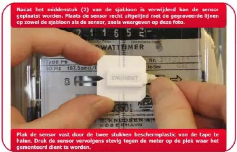 Nadat het middenstuk (2) van de sjabloon is verwijderd kan de sensor geplaatst worden. Plaats de sensor recht uitgelijnd met de gegraveerde lijnen op zowel de sjabloon als de sensor, zoals weergeven op deze foto. Type F6 50 Hz 167.50mg./k EMINENT Nr. 2650787 leder 1963 Plak de sensor vast door de tw…