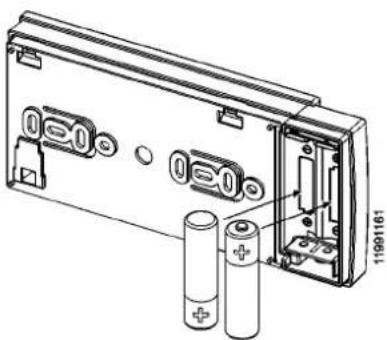 FERROLI Romeo OpenTherm - Plaats de batterijen - 1