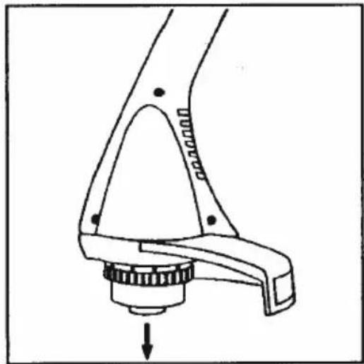 Technische lijntekening van een mechanisch onderdeel met een neerwaartse pijl die kracht of richting aangeeft (geen tekst of symbolen)