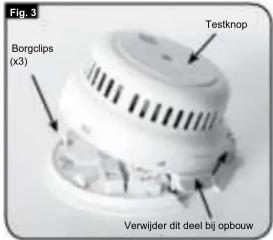 Fig. 3 Testknop Borgclips (x3) Verwijder dit deel bij opbouw