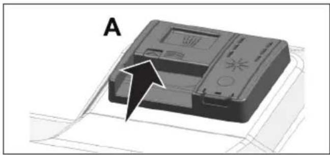 3D-printer met papier dat in een lade wordt gevoerd, gelabeld 'A' (geen tekst of symbolen op het apparaat zelf)