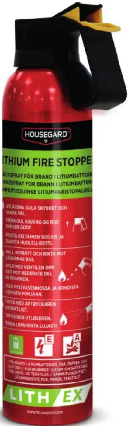 HOUSEGARD WITHIUM FIRE STOPPE ACKSPRAY FÖR BRAND I LITIUMBATTERIE NKKESPRAY FOR BRANN I LITIUMBATTERIE MMUTUSSUIHKE LITIUMPARISTOPALOILL AVLÄGSNA GULA SKYDDET OCH SKAKA VÄL. FJERIN GUL SIKRING OG RIST BOKSEN GODT. POISTA KELTAINEN SUOJUS JA RAVISTA HUOLELLISESTI. HALL UPPRÄTT OCH RIKTA MOT LÄGORNAS BAS. HOLD MED VENTILEN OPP. SIKT MOT NEDERSTE DEL AV BRANNEN. PIDÄ PYSTYASENNOSSA JA KOHDISTA LIERKIEN POHJAAN. TRYCK NED AVTRYCKAREN ORDENTLIGT. TRYKK NED UTLÖSEREN. RUNA LIIPAISINTA LUJASTI. FOR BRAND I LITIUMBATTERIER, TRÅ, PAPPER OCH TEKSTILER. / FOR BRANNER I LITIUM ION BATTERIE, TRIL RAPIR, OG TEKSTILER. / SAMMUTUSKOHEET: LITIUMPARISTOT, PUII, PAPERI, TEKSTILIT LITH EX www.housegard.com